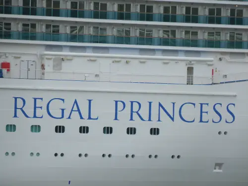 Blohm+Voss – Großprojektion auf den Rumpf der „Regal Princess“