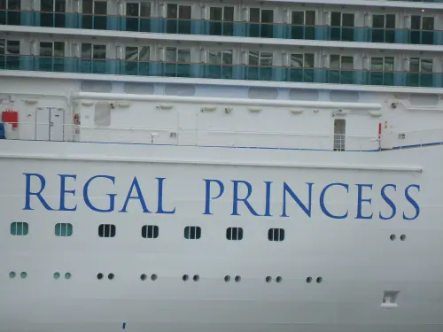 Blohm+Voss – Großprojektion auf den Rumpf der „Regal Princess“