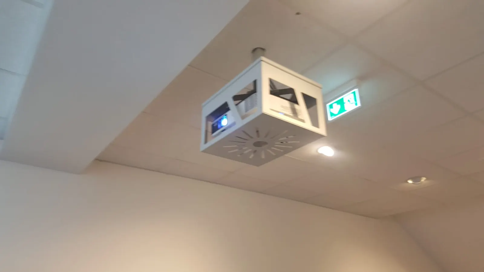 Projektor in einem Schutzgehäuse unter der Decke im Fundus Theater Hamburg