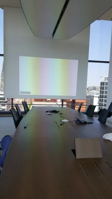 Kühne+Nagel – Konferenzraum mit Hafenblick – Technik, die sich zurücknimmt
