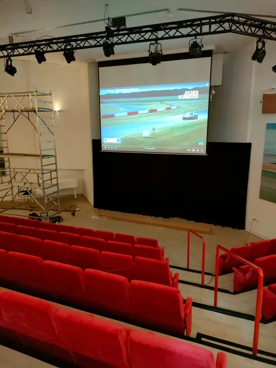 Parkresidenz Alstertal – Großleinwand im Theatersaal der Seniorenresidenz