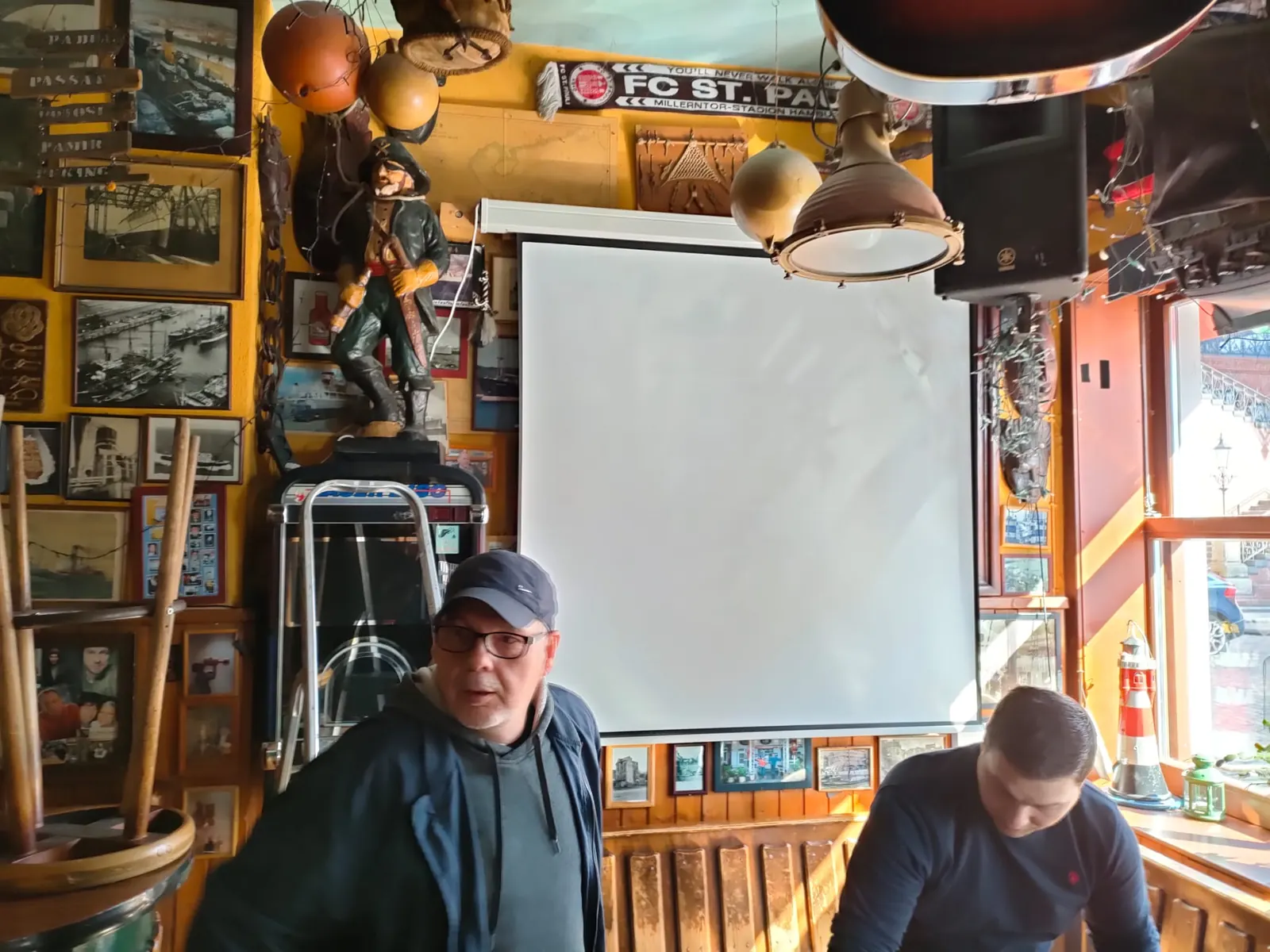 Zum Schellfischposten – Leinwand in der Hamburger Traditionskneipe