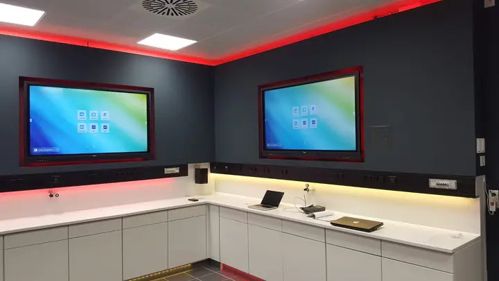 Schulungszentrum eines Mineralölkonzerns – Medienwand mit interaktiven Großdisplays und Projektion