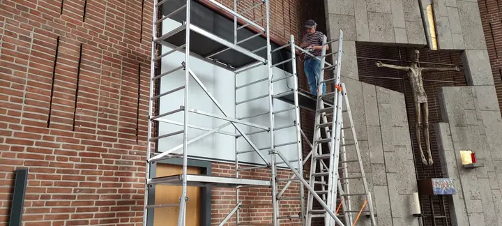 St. Marien Bergedorf – Projektionsleinwand im Altarraum